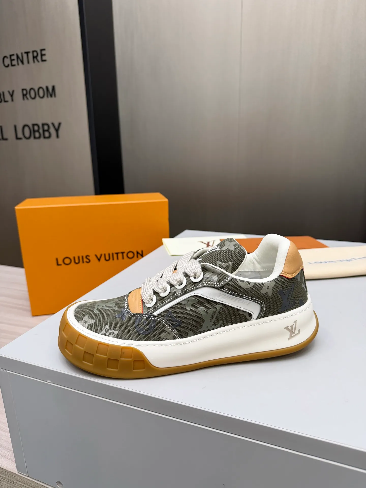 Men's men's shoes pP640! Top version LV-Louis Vuitton-classic catwalk new style, empty glue process·original 1:1 development and reproduction! ! The upper foot is very comfortable. It is made of luxurious materials and fine workmanship. The midsole is printed with English letters "Made in Europe". The upper is made of calfskin imported from Italy. The side is decorated with the brand's LOGO and signature. The latest latex foot pads and mesh lining make the foot feel super comfortable. The original two-color TPU combination outsole is specially provided by the original factory. Bag technology Goodyear stitched edges Fabric: Exclusive custom first-layer cowhide Accessories: Exclusive private model Vuitton logo, lining: Customized silk mesh lining - first-layer silk cowhide lining Outsole: TPU combination outsole wear-resistant, non-slip and anti-yellowing Foot pads: new latex pads-mesh sweat-absorbent Counter technology: fully computerized sewing machine wire drawing Toe box back cover Hot and cold shaping Full set of pull-top last with medium and low logo pattern Code number 39-45